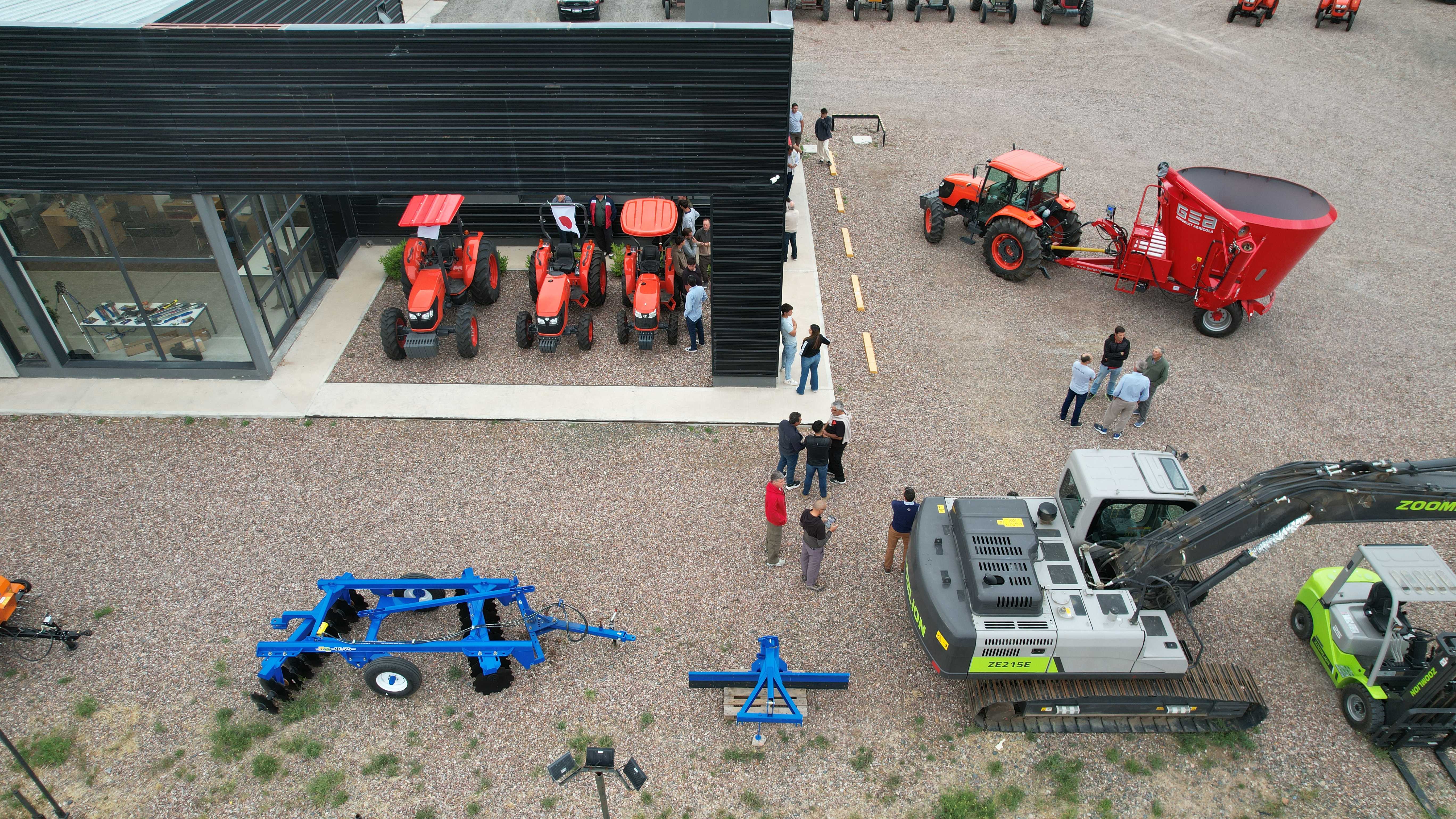 Vista aerea del showroom ARHA con tractores Kubota y excavadoras Zoomlion
